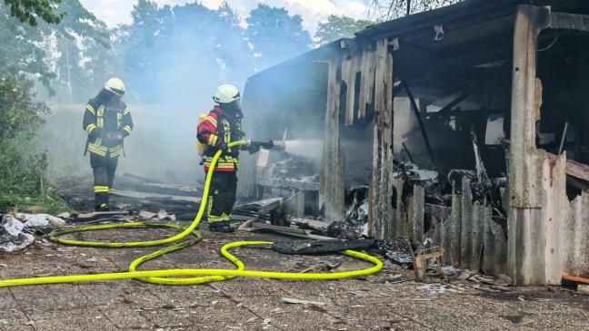 Schuppen steht lichterloh in Flammen