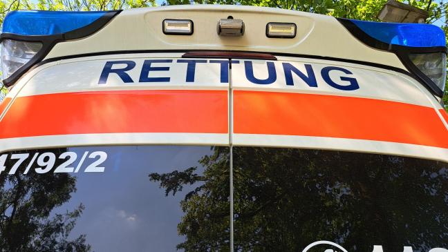Berauscht Vorfahrt missachtet: Bushaltestelle komplett zerstört