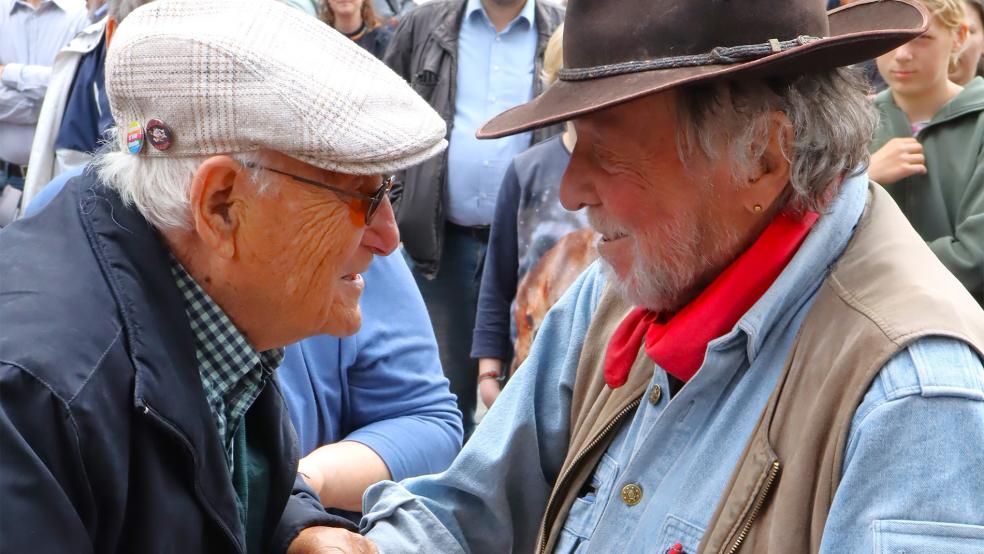 Der Holocaust-Überlebende Albrecht Weinberg (links) begrüßte sichtlich erfreut den »Stolperstein«-Künstler Gunter Demnig. © Ammermann