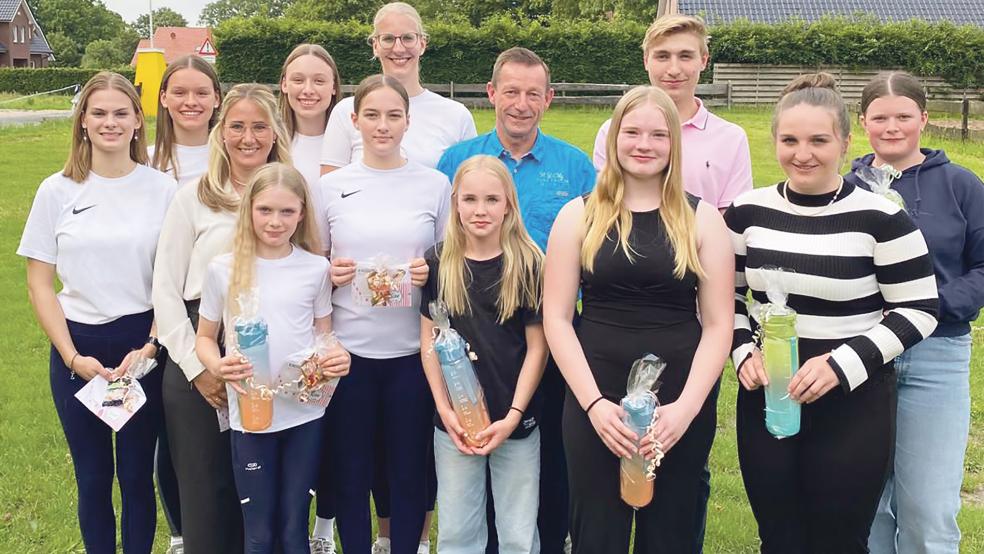 Die vom Reit- und Fahrverein Rheiderland geehrten Sportlerinnen und Sportler stellten sich zu einem gemeinsamen Foto auf.  © Foto: privat