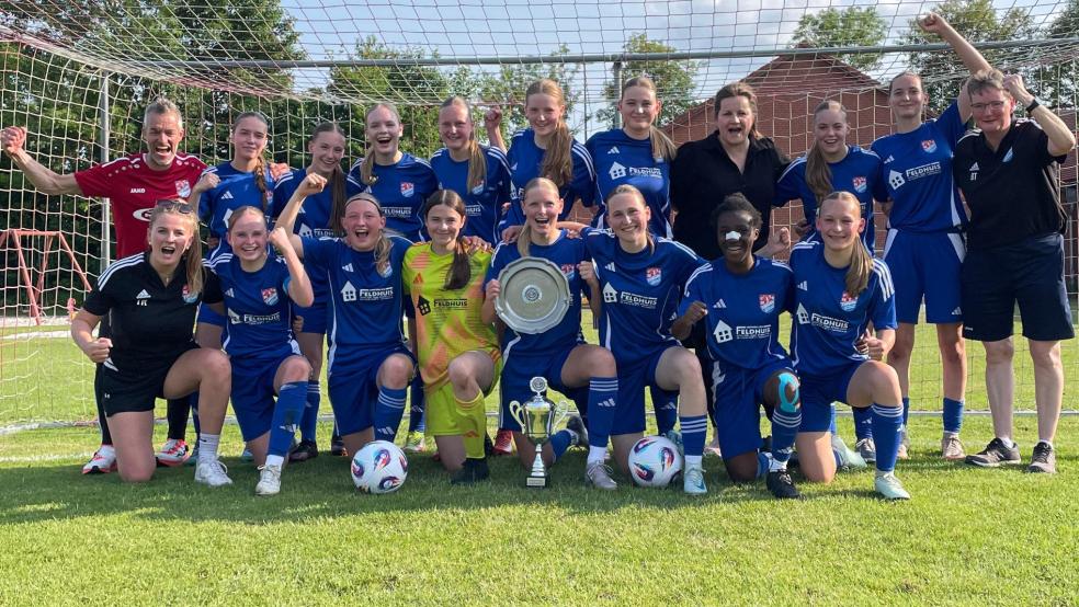 Schale und Pokal: Landesliga-Meister SV TiMoNo ist nun auch Bezirkspokal-Sieger. © Borgmann