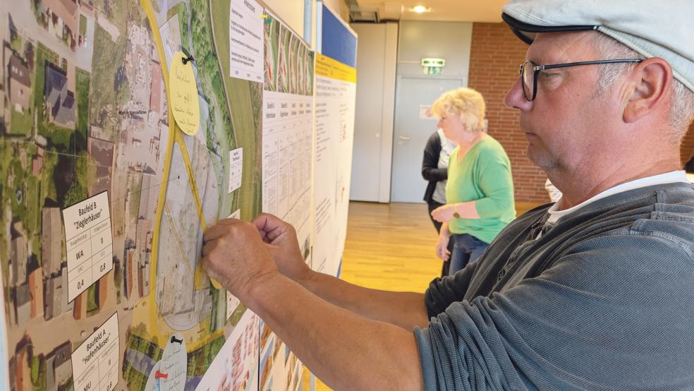 Wie es nach dem in den nächsten Monaten geplanten Abbruch der Industrie-Ruinen am Fährpatt in Jemgum weitergehen soll, haben die Vertreter von zwei Planungsbüros am Mittwochabend mit interessierten Bürgern besprochen. In zwei Arbeitsgruppen konnten sie anschließend ihre eigenen Vorstellungen formulieren – so wie Peter Rösing (kleines Bild rechts).  © Fotos: Szyska