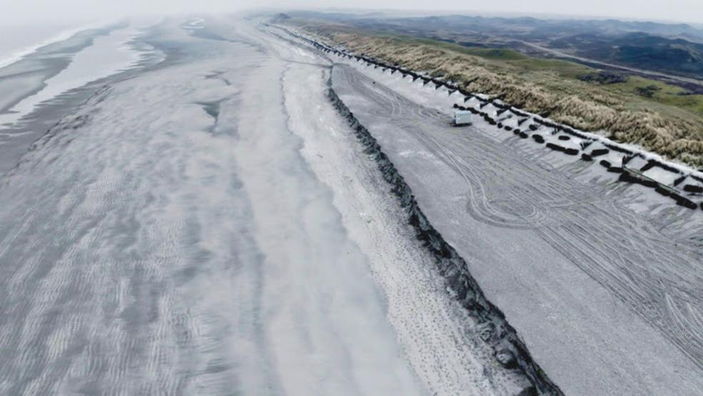 So stellte sich die Strand- und Dünensituation vor dem Pirolatal im Frühjahr dar: Deutlich sichtbar ist der Unterschied zwischen dem bereits fertiggestellten Abschnitt des Sanddepots (vorne) und den noch zu verstärkenden Bereichen. © NLWKN