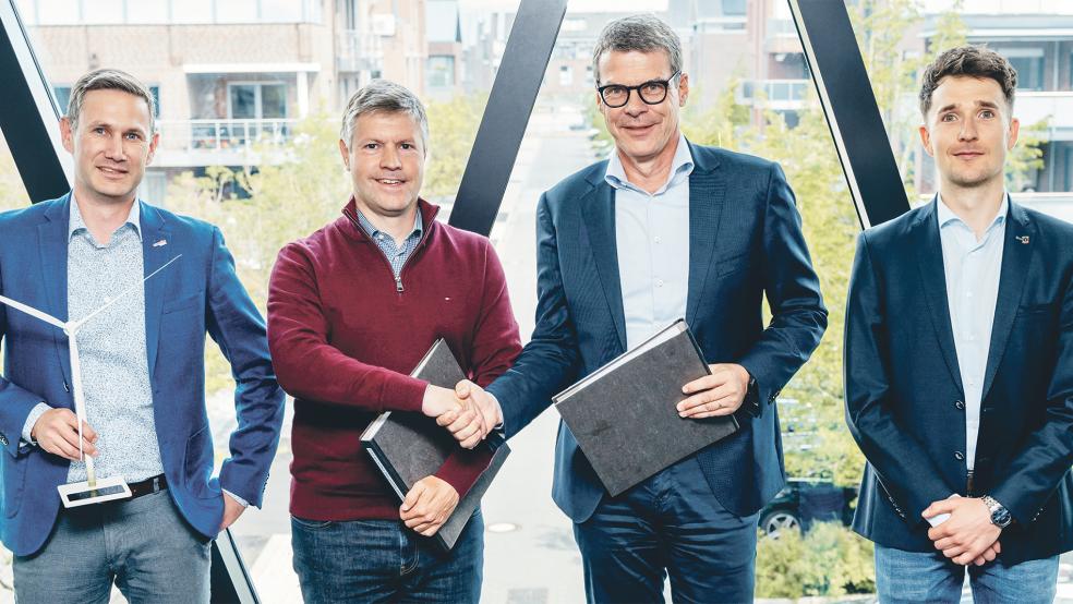 Schlossen den Partnerschaftsvertrag zwischen Enercity und Enercon (von links): Daniel Müller (Enercity), Benjamin Seifert (Enercon), Ralf Nietiet (Enercity) und Lennard von Dollen (Enercon).  © Foto: Enercon (FeuerQuell Photography)