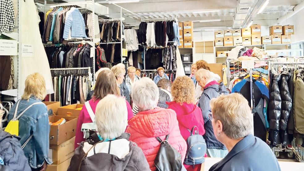 Die Rheiderländerinnen bekamen eine Führung durch das Lager und Einkauf in der »Brockensammlung«. Zuvor gab es einen Vortrag über die Arbeit in Bethel .  © Fotos: privat