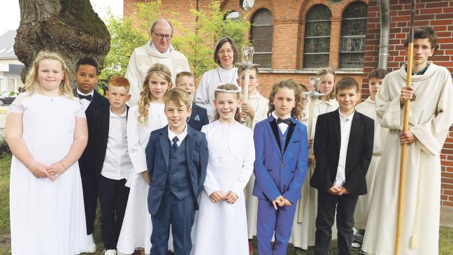Katholische Kinder feiern ihre Erstkommunion