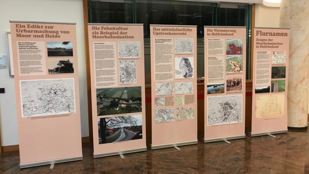 Unter dem Titel »Flurnamen - Zeugen der Moorkolonisation in Ostfriesland« kann die Ausstellung während der regulären Öffnungszeiten der Sparkasse in Aurich noch bis zum 16. Juni kostenfrei besichtigt werden. © Heidrun Maas