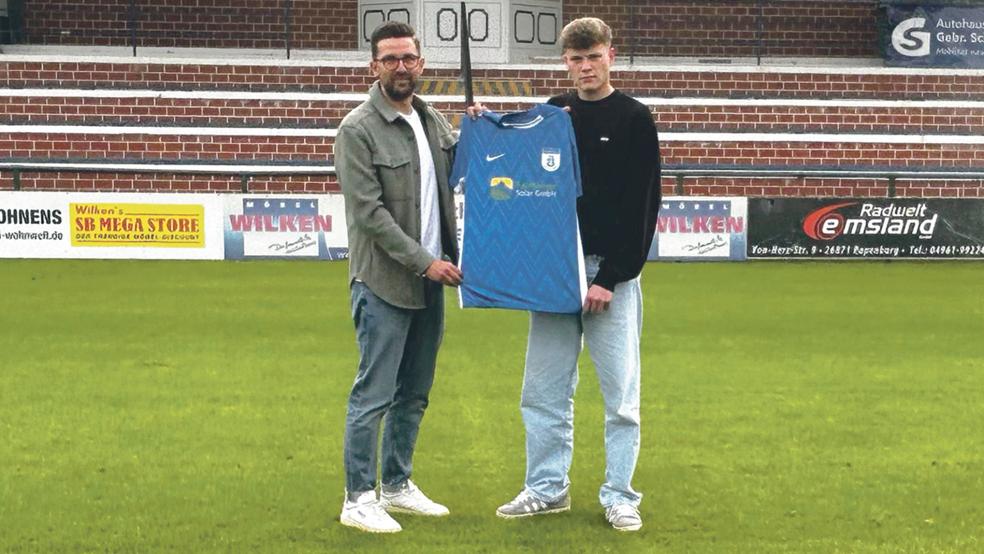 Die Trikotfarbe wechselt nicht: Von Kickers Emdens U19 holt Papenburg um seinen Sportlichen Leiter, Viktor Knoll (links), Luca Kaput zu den Blau-Weißen.  © Foto: BW Papenburg