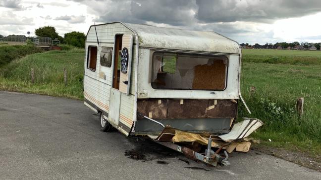 Alter Wohnwagen einfach in der Natur entsorgt
