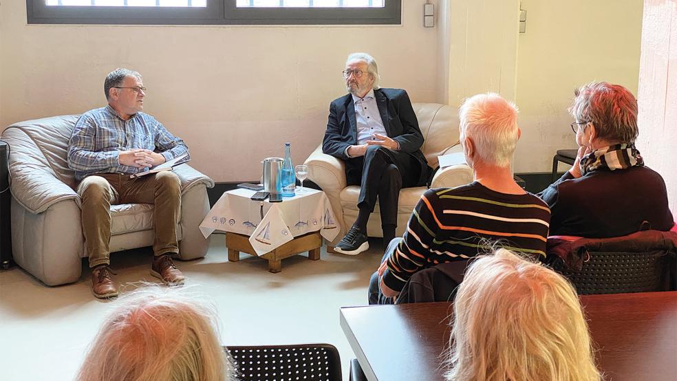 Hilmar Bockhacker (links) hatte für den Start seiner zweiwöchigen Gesprächsreihe im »Hafen55« am Sonntagmittag Volker Kraft aus Weener eingeladen.  © Foto: Kuper