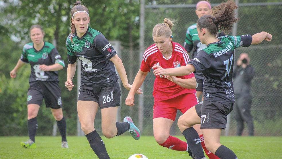 Lange blieb die Partie zwischen TiMoNo um Lina Wallbaum (rote Trikots) torlos, bis Regionalligist Hannover 96 am Ende doch noch zuschlug.  © Fotos: Lena Feeken/privat
