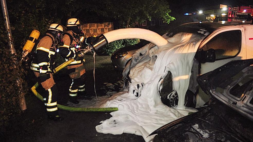 Vier Fahrzeuge standen in der Nacht zu heute in der Brahmsstraße in Loga in Flammen. © Wolters