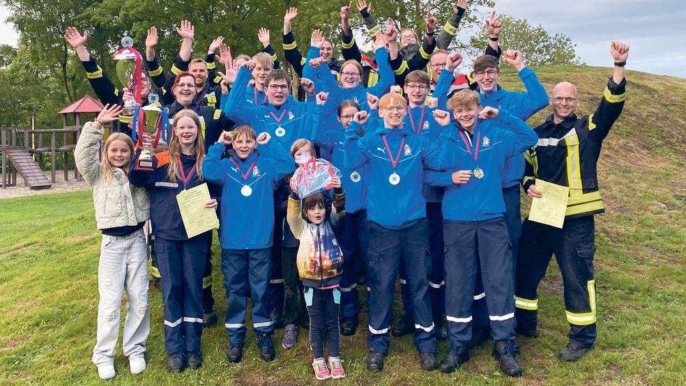 Doppelte Freude bei der Feuerwehr Wymeer-Boen: Sowohl die Aktiven als auch die Jugendgruppe gewannen in Bunderhee den diesjährigen Pfingstpokal.  © Fotos: Kuper