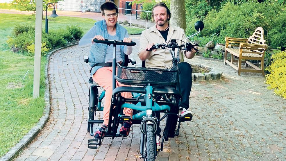 »Open Dören« hat ein neues Tandem-Rad, um den Bewohnern Ausflüge zu ermöglichen. Die Beifahrer können optional auch selber in die Pedale treten, müssen es aber nicht.  © Foto: privat