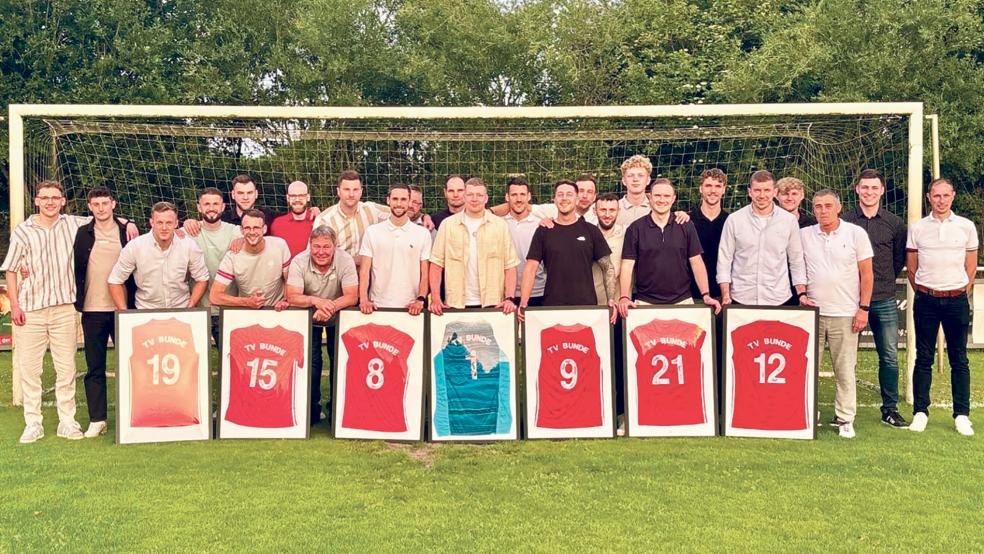 Sieben Spieler hat die 1. Herren des TV Bunde bei ihrer Saisonabschlussfeier verabschiedet. Dies sind Arne Zimmermann (von links, Nummer 19), Derk Bleeker, Silas Queder, Steffen Wissmann, Fabian Yzer, Tim Huxsohl und Lukas Kappernagel.  © Foto: privat