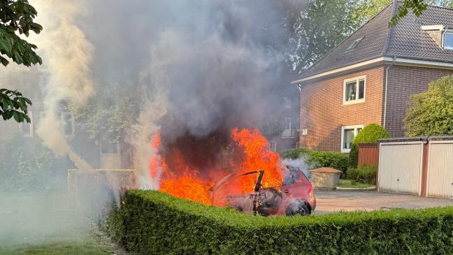 Auto steht lichterloh in Flammen