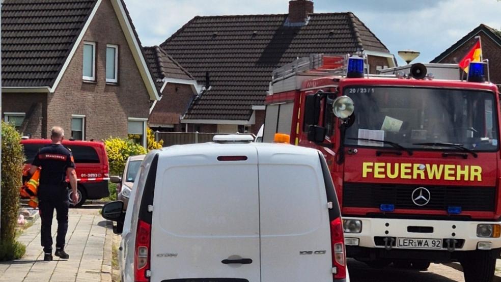 Die Einsatzkräfte aus Bunde stellten den Brandschutz sicher, sperrten den Bereich ab und hatten die Aufgabe, das Wohnhaus freizumessen. © Iwanoff (Feuerwehr Bunde)