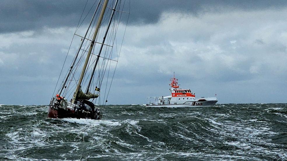 Die havarierte Yacht im Schlepp des Tochterbootes kurz vor Borkum, im Hintergrund der Seenotrettungskreuzer "Theo Fischer". © Die Seenotretter – DGzRS