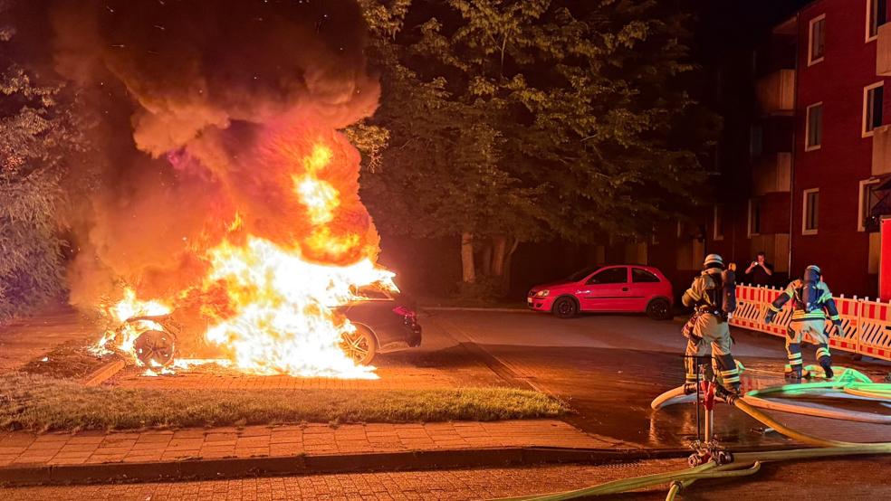 Erneut haben letzte Nacht mehrere Autos in Loga gebrannt. © Feuerwehr Leer