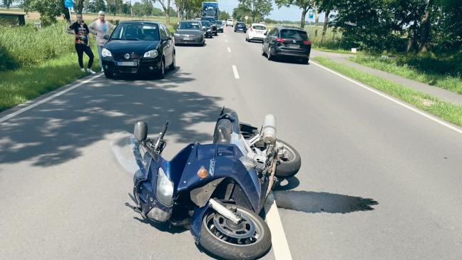 Biker bemerkt Rückstau zu spät