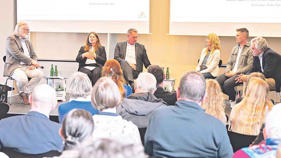 In der Podiumsrunde mit Walter Ruß, Anke Kuczinski, Holger Heymann, Ilka Erdwiens, Eike Schmidt und Andreas Damke wurden Ansätze für mehr Nachhaltigkeit im Kulturbetrieb besprochen (von links).  © Foto: privat