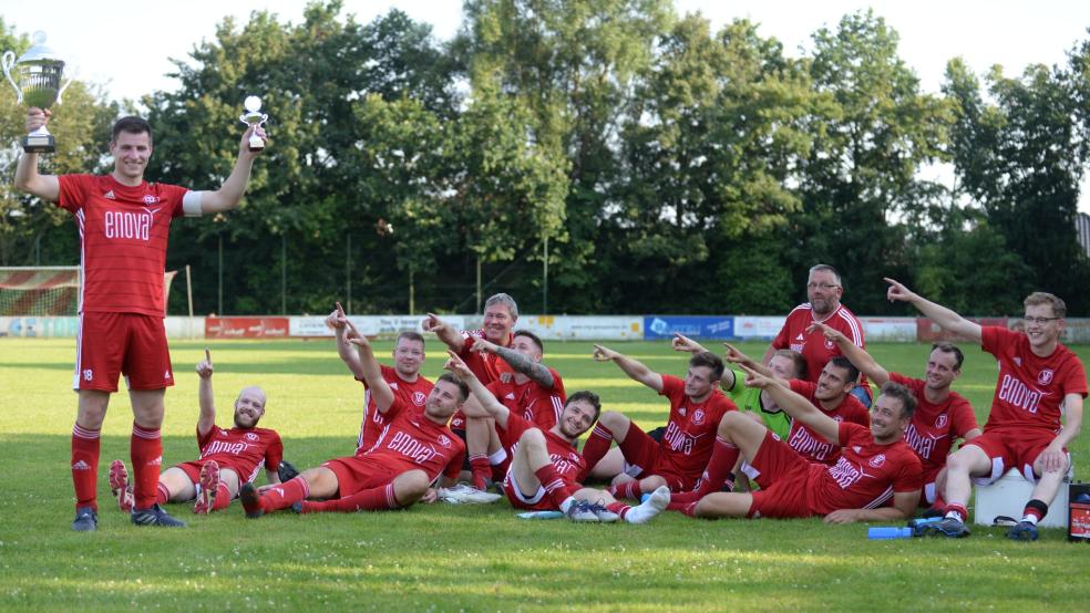 Bei heißem Wetter in Jemgum feierte der TV Bunde im vergangenen Jahr den Gewinn des Rheiderland-Pokals - das Siegerfoto entstand nach dem anstrengenden Turnier in etwas anderer Form als üblich.  © Born