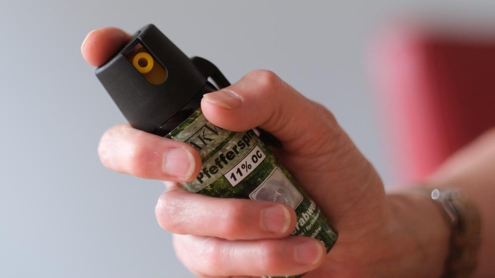 Ein Jugendliche sprühte einem 25-Jährigen Pfefferspray (Beispielbild) ins Gesicht. © dpa (Archivbild)
