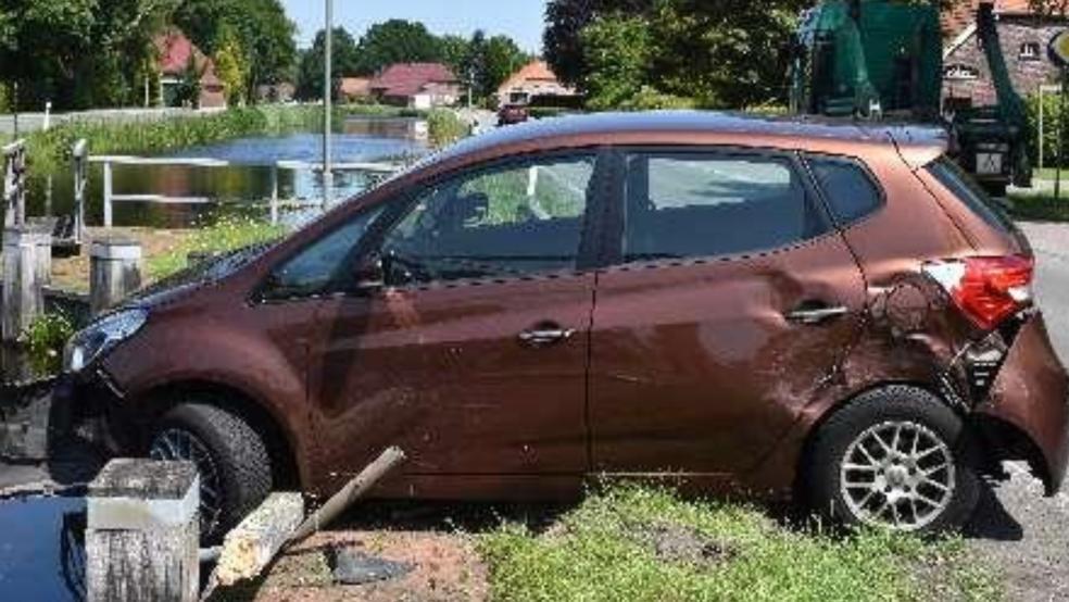Das war knapp: Fast wäre dieser Hyundai nach einem Unfall im Kanal in Großefehn gelandet. © Polizei