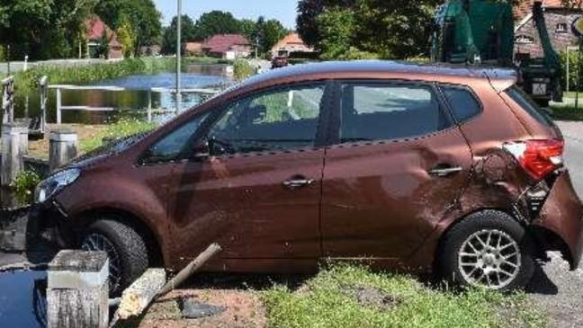Auto landet fast im Kanal