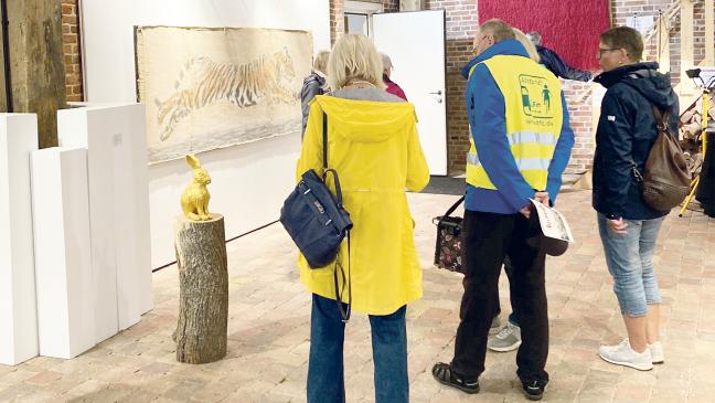 Radler besuchen Bürgerhaus und Kunstscheune