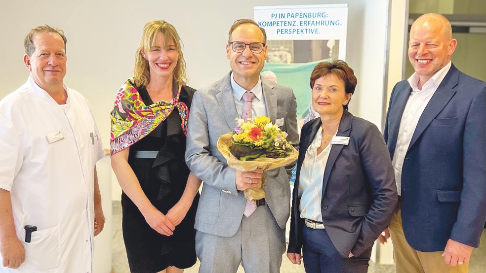 Die Unternehmensleitung des Marien Hospitals - vertreten durch Dr. Thomas Klapperich, stellv. Ärztlicher Direktor, Veronika von Manowski, Geschäftsführerin, und Ansgar Veer, Hauptgeschäftsführer der St. Bonifatius Hospitalgesellschaft - begrüßte Priv.-Doz. Dr. med. Rudin Pistulli und seine Partnerin Stephanie Worms bei einem offenen Empfang.  © Foto: Marien Hospital