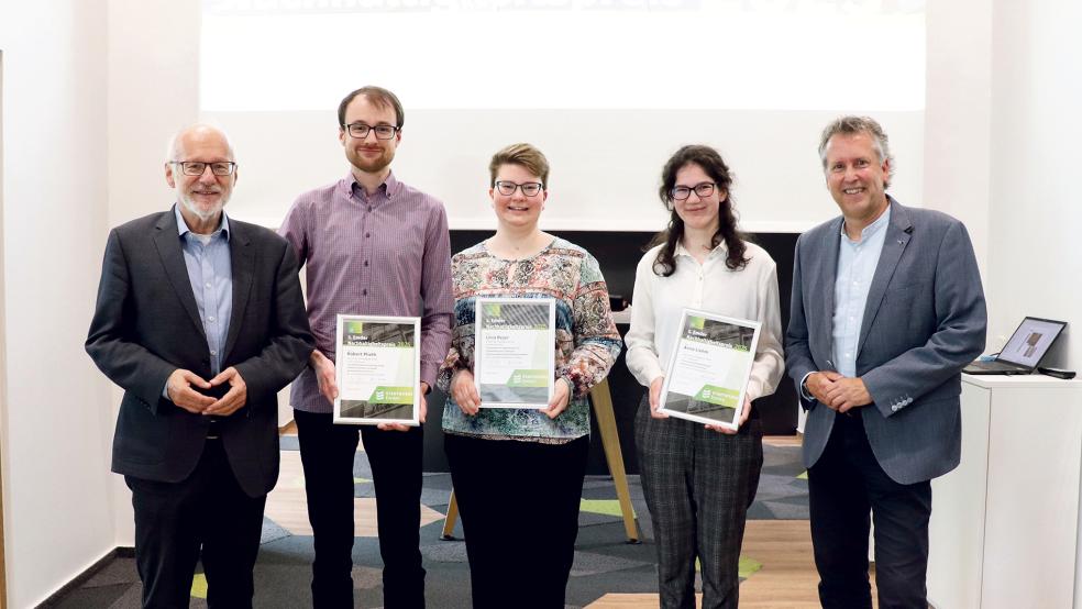 Hochschulpräsident Prof. Dr. Gerhard Kreutz (links) und Stadtwerke-Geschäftsführer Jens Gieselmann (rechts) freuten sich mit den Preisträgern Robert Plieth (von links), Lena Beyer und Anna Liehm.  © Foto: privat