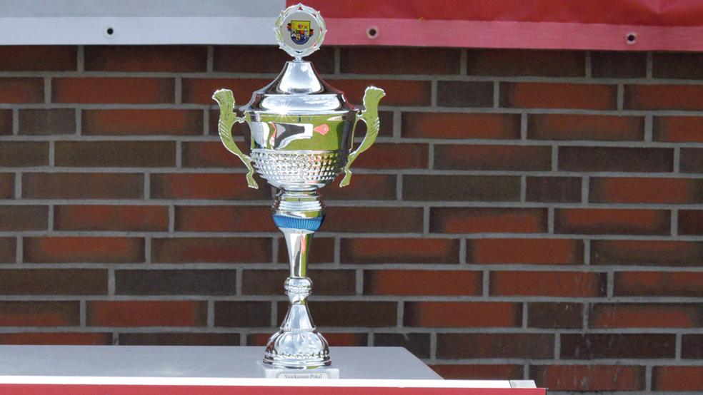 Um einen solchen Pokal geht es für die acht Finalisten morgen in Leer.  © Foto: Born