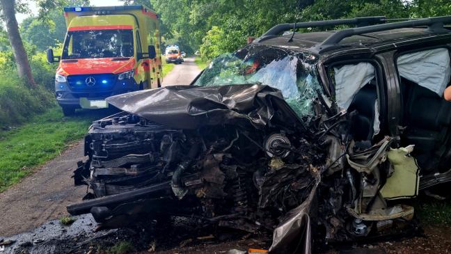 63-Jähriger in Wagen eingeklemmt und schwer verletzt