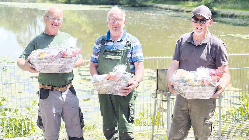 Die Gewinner des Seniorenangelns (von links): Paul Bloem, Eduard Theile und Klaus Luitjens.  © Foto: privat