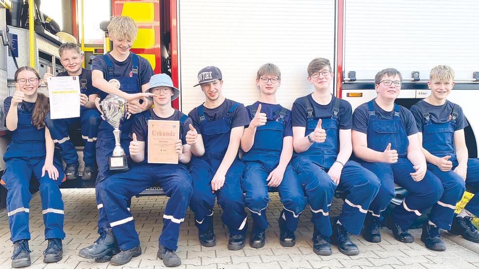 Die Jugendfeuerwehr Wymeer-Boen rettete die Ehre des Rheiderlandes und sorgte dafür, dass zumindest einer der beiden Pokale hier bleibt.  © Foto: Kuper