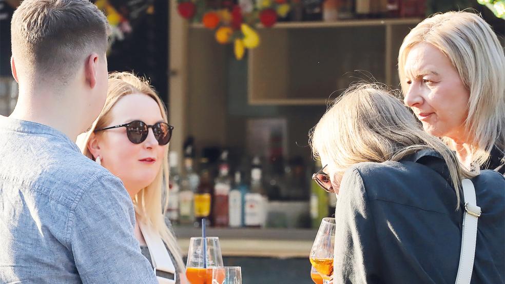 Die Besucher des Stadtfestes ließen es sich am Sonnabend bei bestem Sommerwetter gut gehen.  © Foto: Ammermann