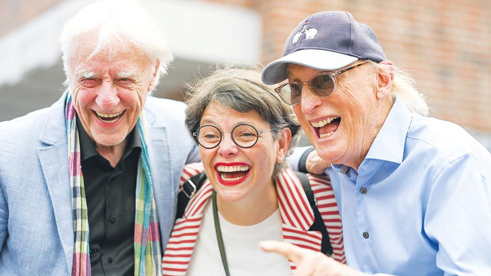 Otto Waalkes (rechts) und der Schweizer Kabarettist Emil Steinberger mit seiner Frau Niccel Steinberger stehen vor dem Otto-Huus am Delft in Emden am Rande des Emder Filmfests.  © Foto: dpa/Penning