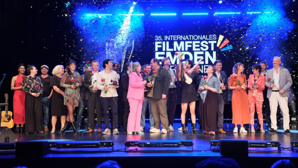 Siegesrausch: Die Filmfestgewinner und Gäste lassen sich zum Abschluss feiern. © Filmfest Emden