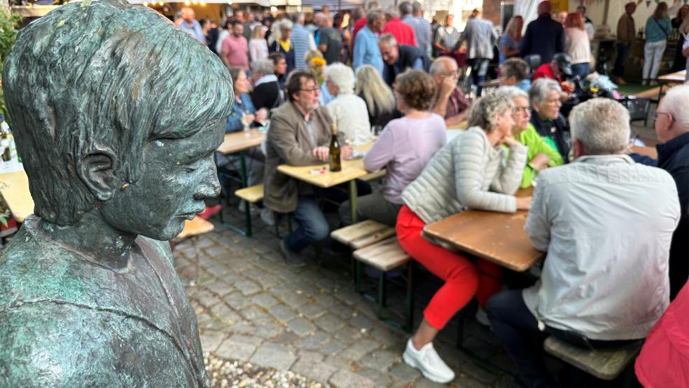 Die Besucher des Weinfestes können es sich wieder im Rathaus-Innenhof gut gehen lassen.  © Foto: privat