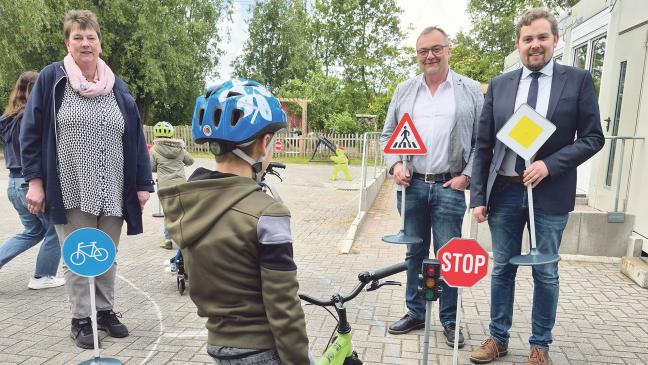 Sicherer Schulweg dank neuer Schilder und Ampeln