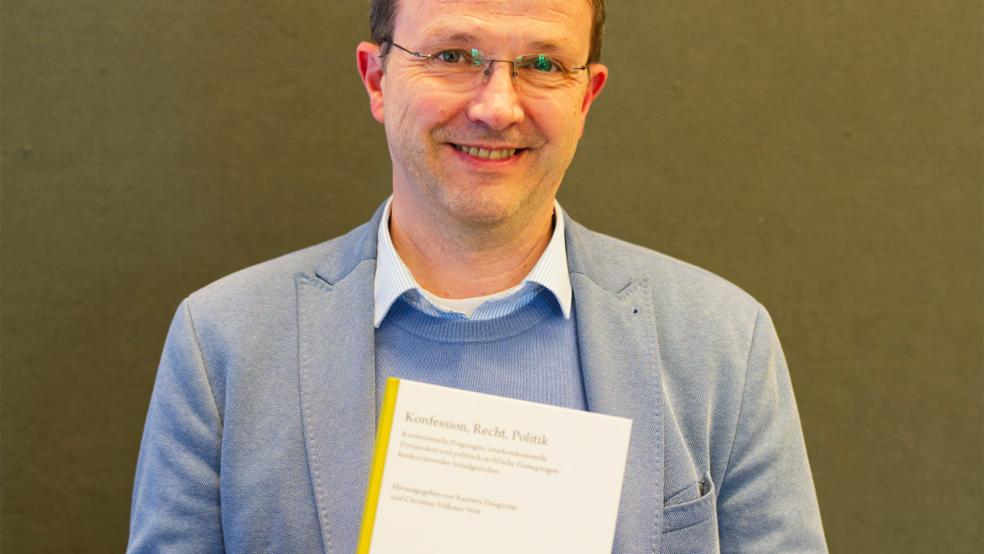 Professor Dr. Kęstutis Daugirdas, wissenschaftlicher Vorstand der Bibliothek, freut sich, das Buch »Konfession, Recht, Politik – Konfessionelle Prägungen, interkonfessionelle Dynamiken und<br />politisch-rechtliche Einhegungen konkurrierender Sozialgestalten« veröffentlichen zu können.  © Foto: privat