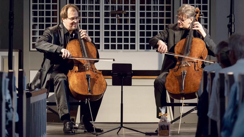 Die Cellisten Wolfgang Emanuel Schmidt (links) und Jens Peter Maintz beim Konzert in der Ditzumer Kirche.  © Foto: Karlheinz Krämer