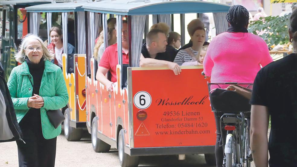 Auch eine Bimmelbahn fuhr durch den Julianenpark. © Foto: Ammermann