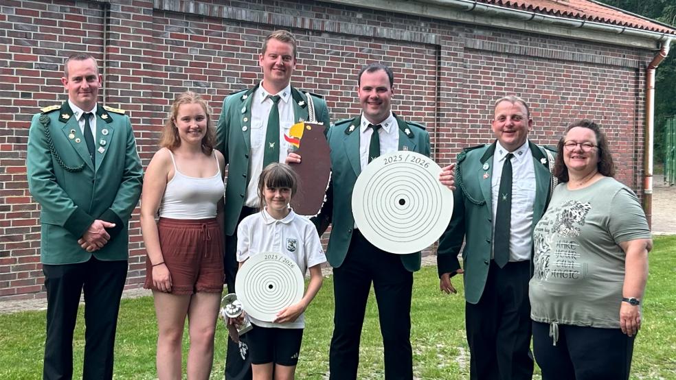 Die Mitglieder des Schützenvereins um den Vorsitzenden Matthias Meyer, Wiebke Moldenhauer mit dem Adjutanten Arno Bröring, die Jungschützenkönigin Elena Eichberg Leinweber, den neuen König Daniel Modder sowie Hermann und Kerstin Lolling.  © Fotos: privat 