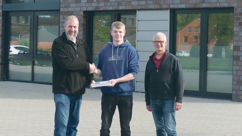 ABW-Leiter Gerd-Peter Mumme und Ausbildungsmeister Heiner Jansen gratulierten Christian Boekhoff zu seiner mit Bravour bestandenen Abschlussprüfung  © Foto: privat