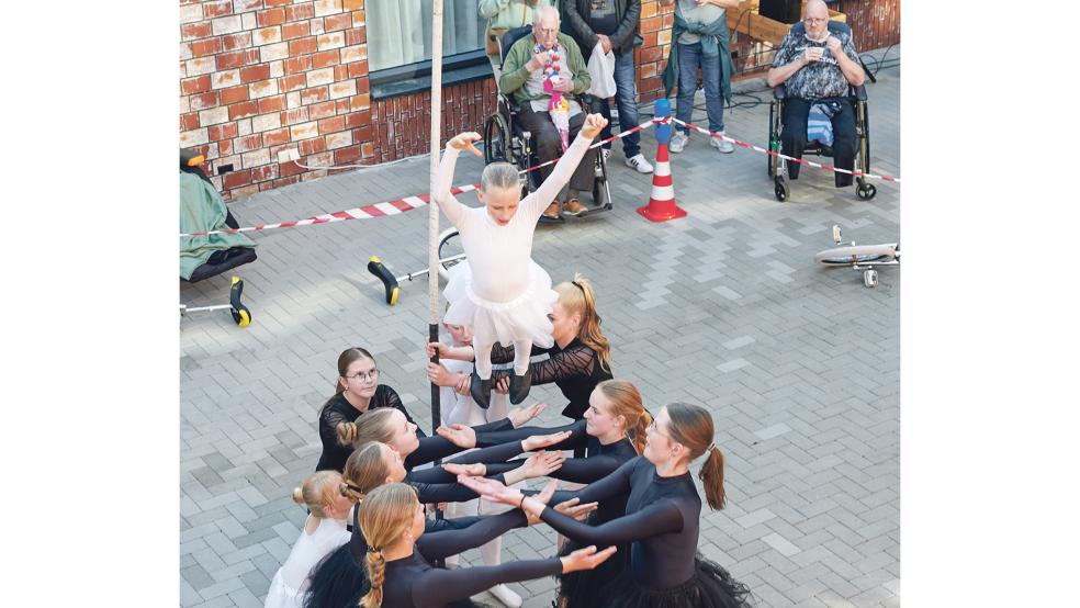 Die Einrad-Turnerinnen brachten Abwechslung in den Alltag der älteren Menschen.  © Foto: privat