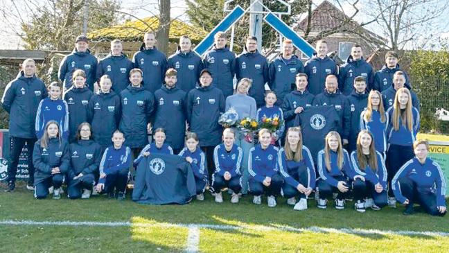 Neue Winterjacken für C-Juniorinnen und 1. Herren