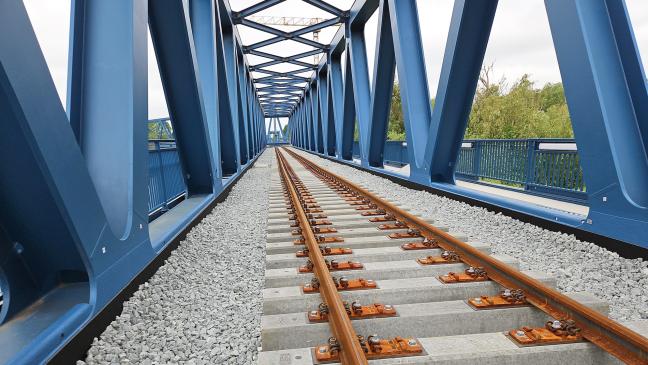 Schienen auf der neuen Brücke