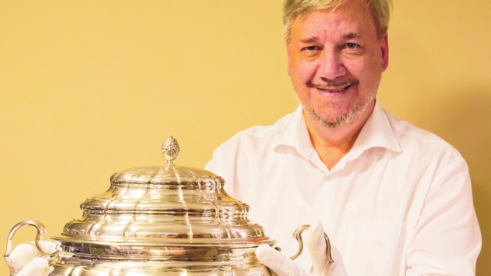 Kurator Klaas-Dieter Voß zeigt eine silberne Terrine aus dem 18. Jahrhundert, die erstmals zu sehen ist.  © Foto: Wolfgang Mauersberger 